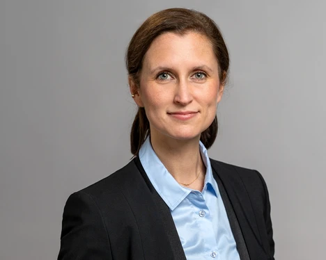 Manon Westphal standing on university campus smiling