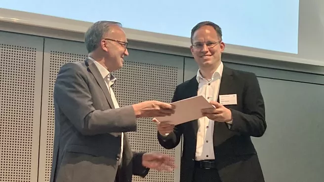 Prof. Wurster (r.) erhält die TUM Ehrenurkunde für Exzellenz in der Lehre durch SVP Prof. Müller (l.) im Rahmen des TUM Symposium Lehre im Oskar von Miller Forum.